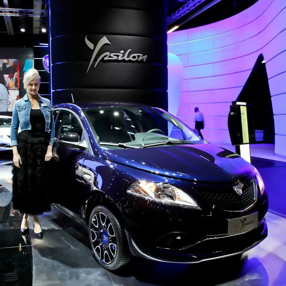 8234219-lancia-ypsilon.jpg