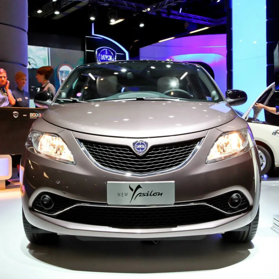 8234344-lancia-ypsilon.jpg