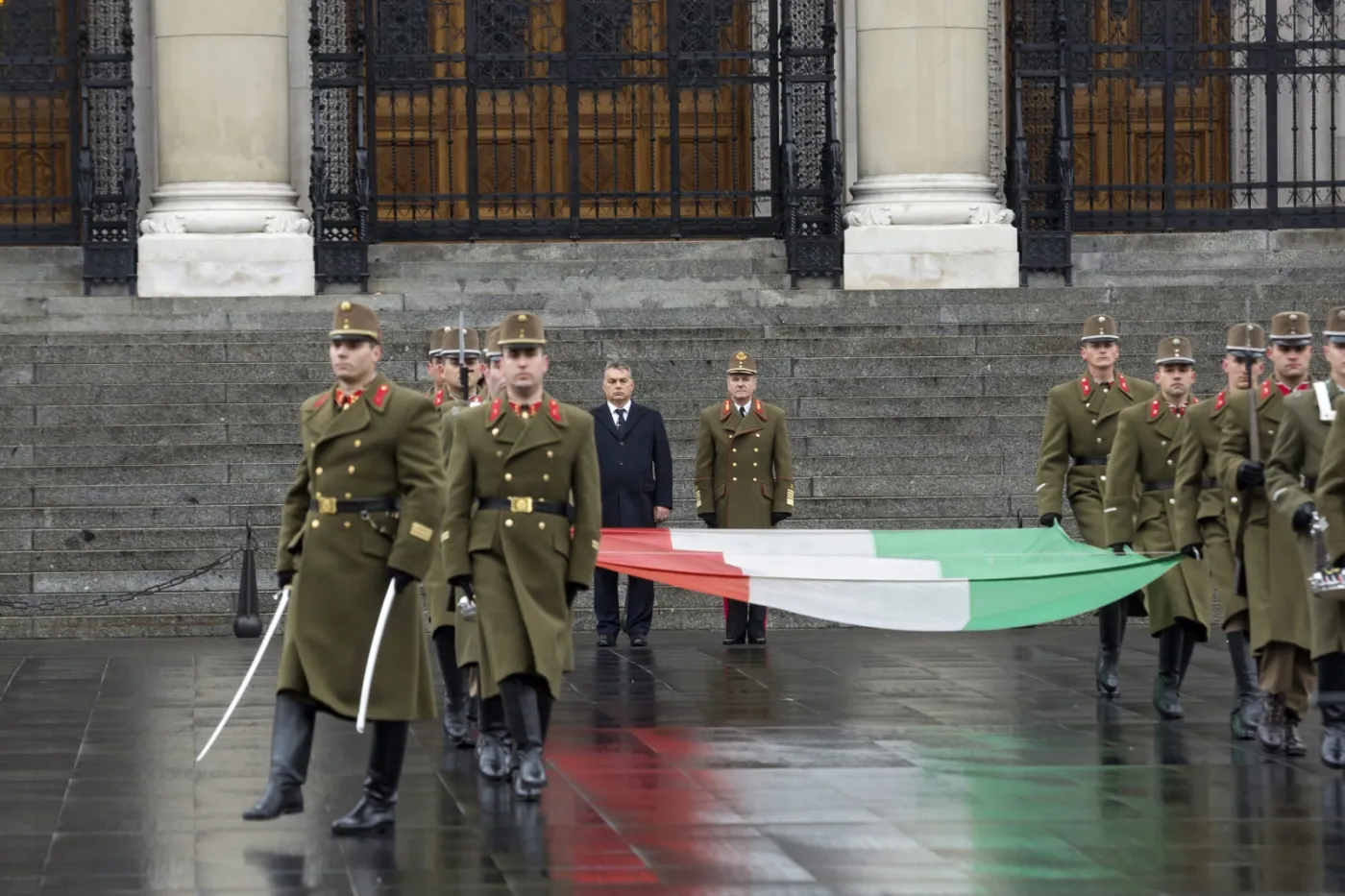 Orban po atakach w Paryżu: Terroryści wmieszali się w tłum imigrantów