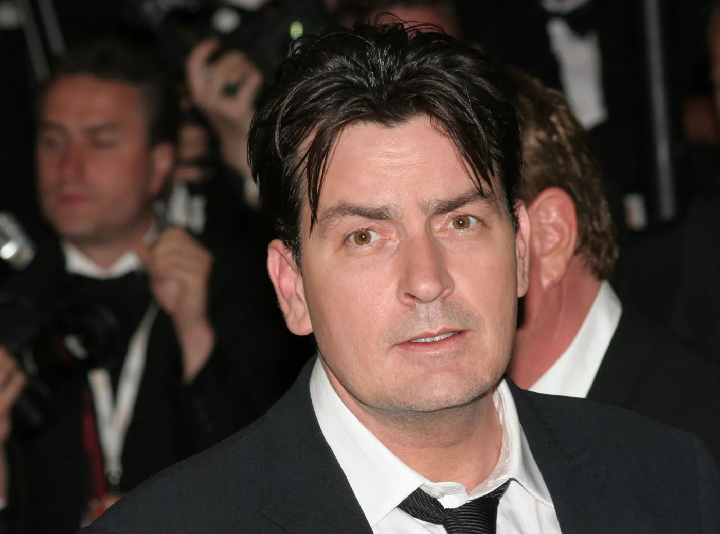 On kocha skandale, a widzowie kochają jego. Charlie Sheen wciąż uwielbiany