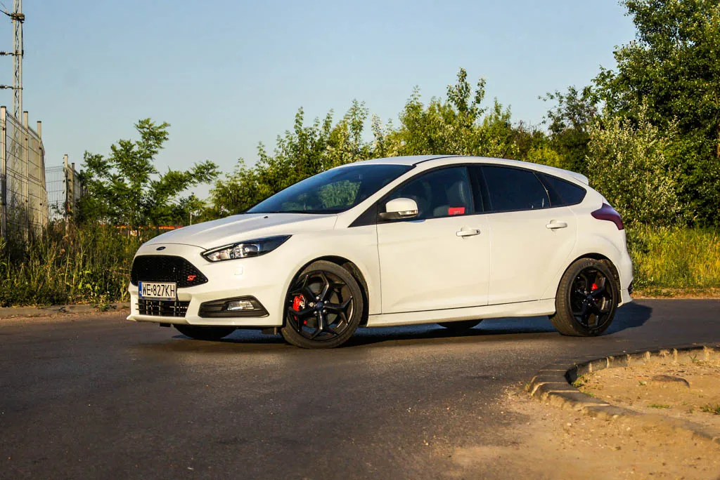 8178172-ford-focus-st.jpg