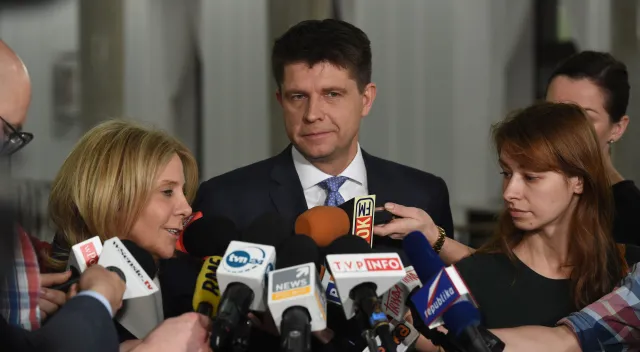 Petru: Przez półtora miesiąca od wyborów parlament nie rozwiązał żadnego problemu obywateli