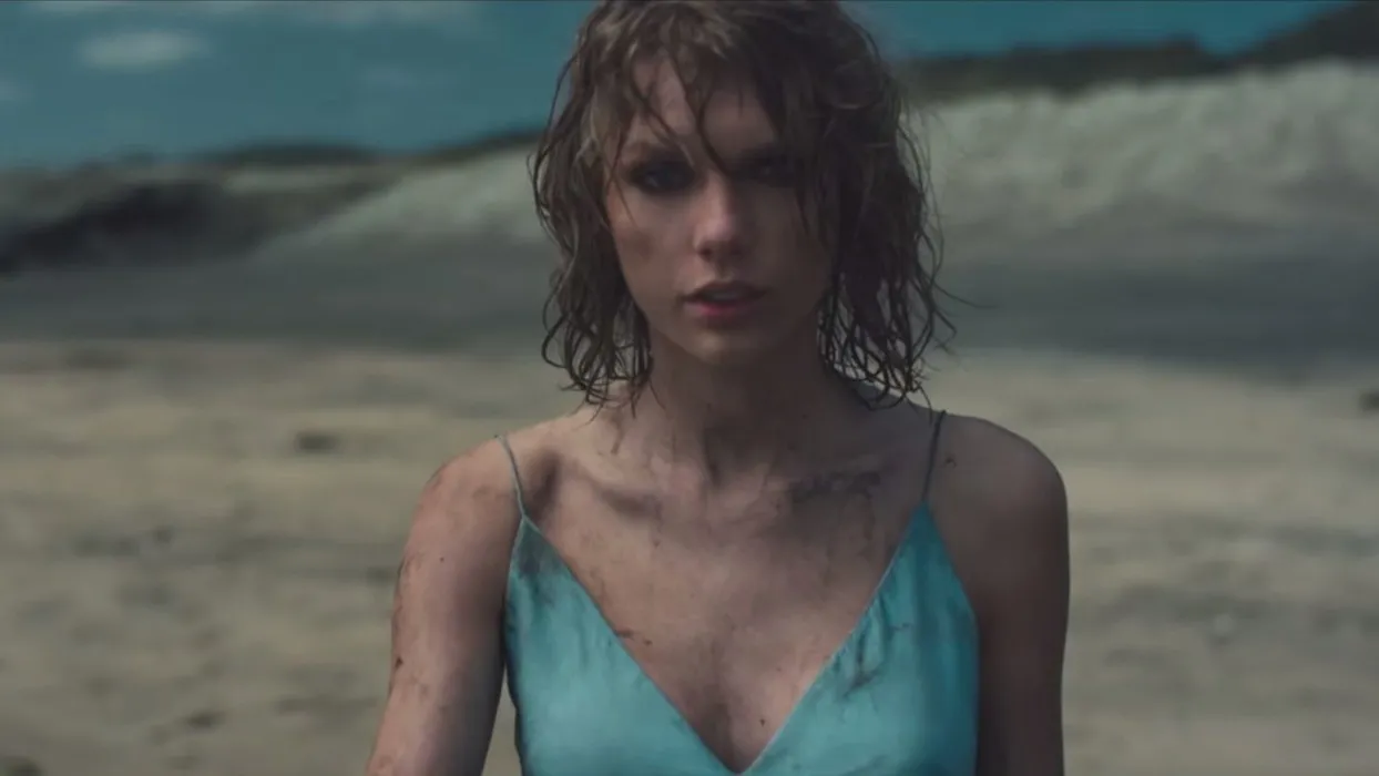 Taylor Swift w poszukiwaniu siebie… czołga się w błocie