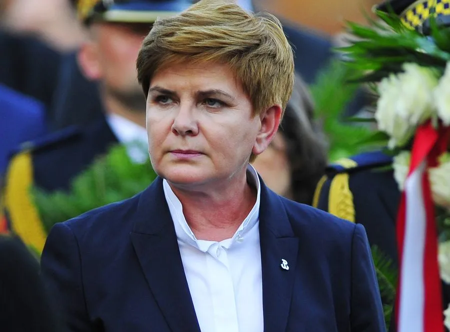 Political fiction po polsku. Szydło moczy nogi, Kaczyński radzi: Posmaruj maścią