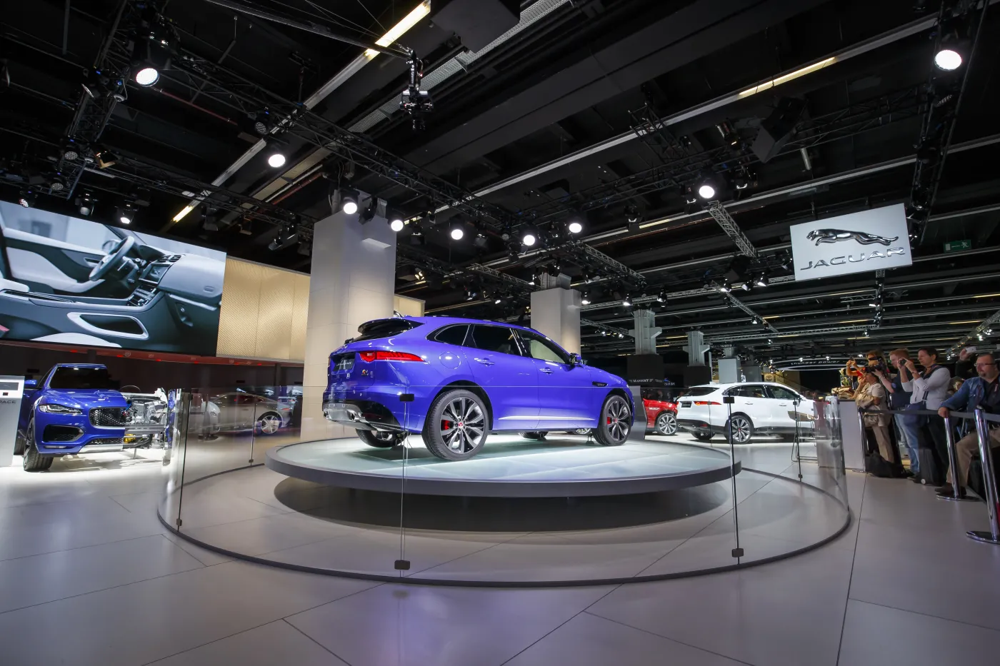 8225943-jaguar-f-pace.jpg