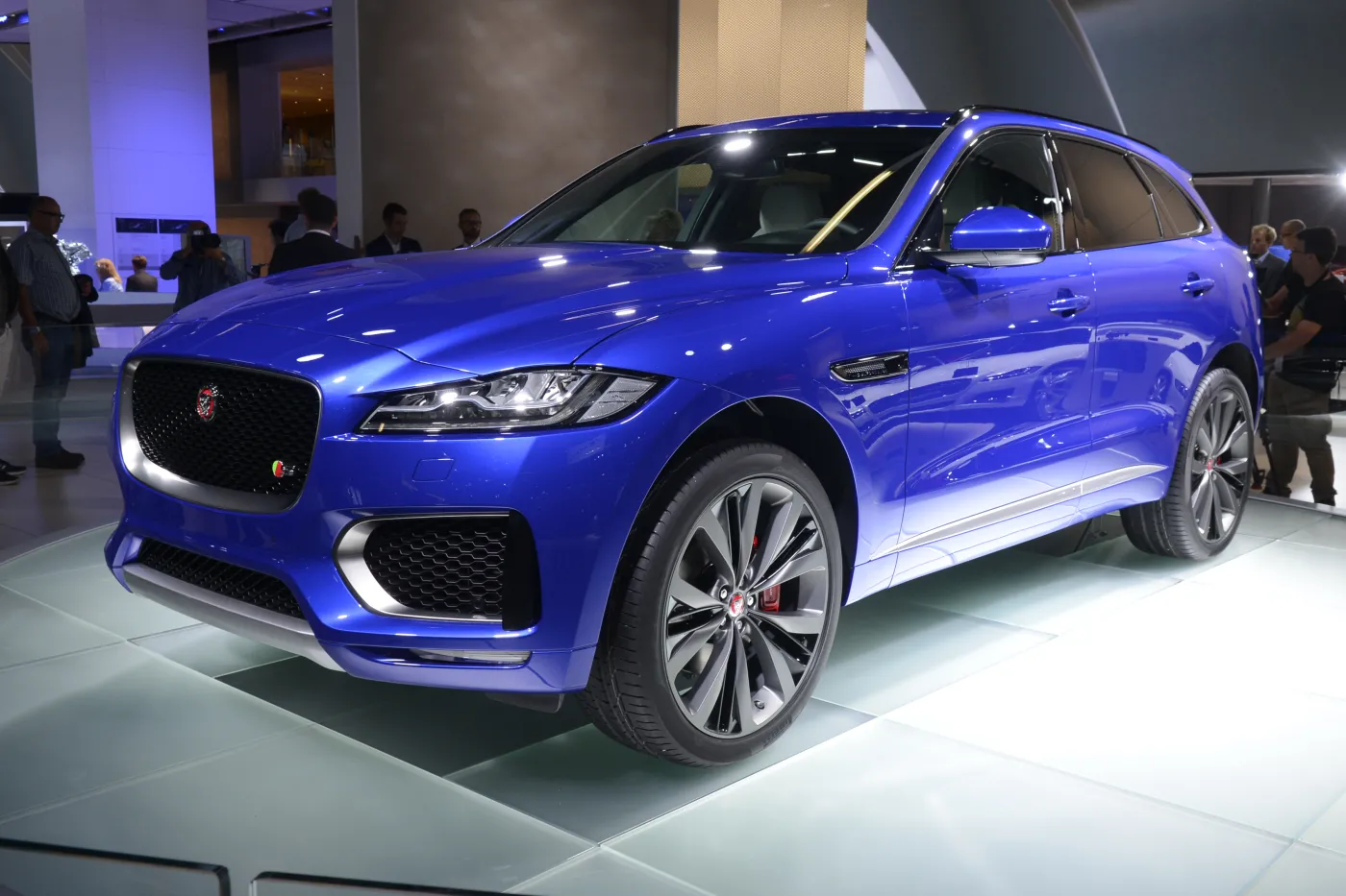 8226155-jaguar-f-pace.jpg