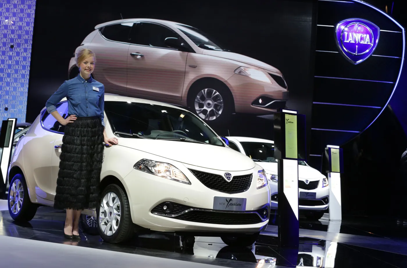8234629-lancia-ypsilon.jpg