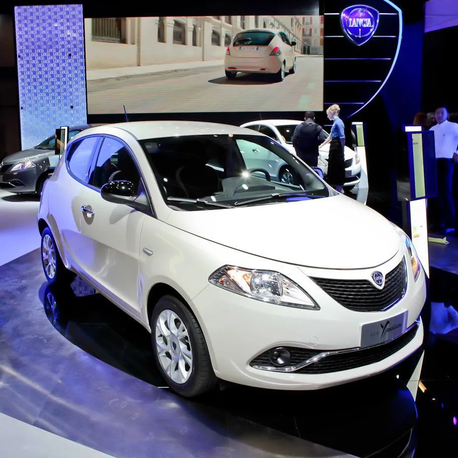 8234281-lancia-ypsilon.jpg