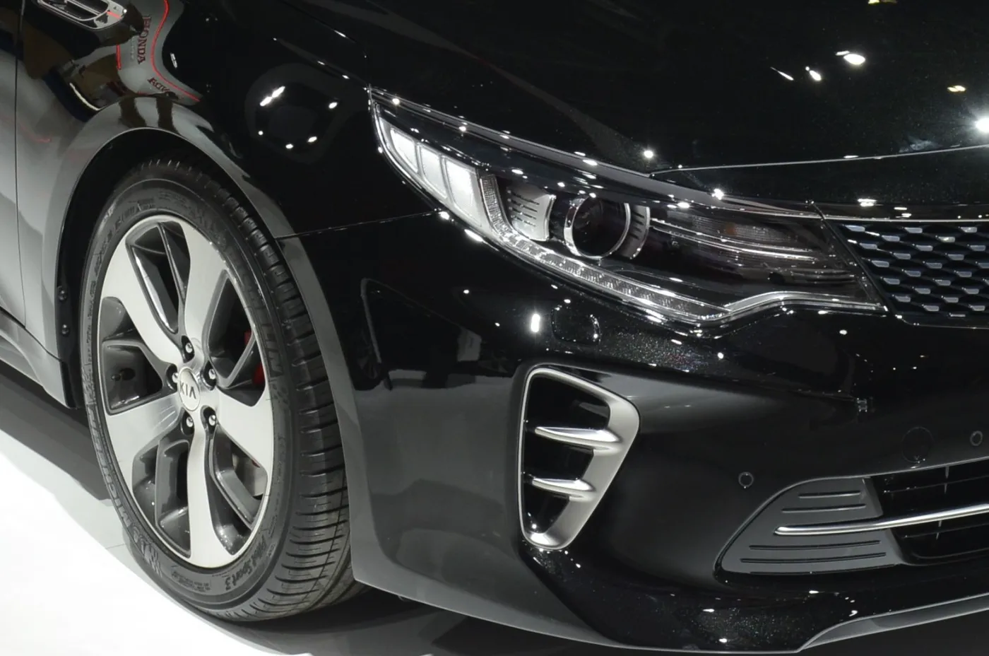 Kia wprowadza na rynek nowy model. Zapatrzyli się w BMW i Mazdę. Mamy ZDJĘCIA