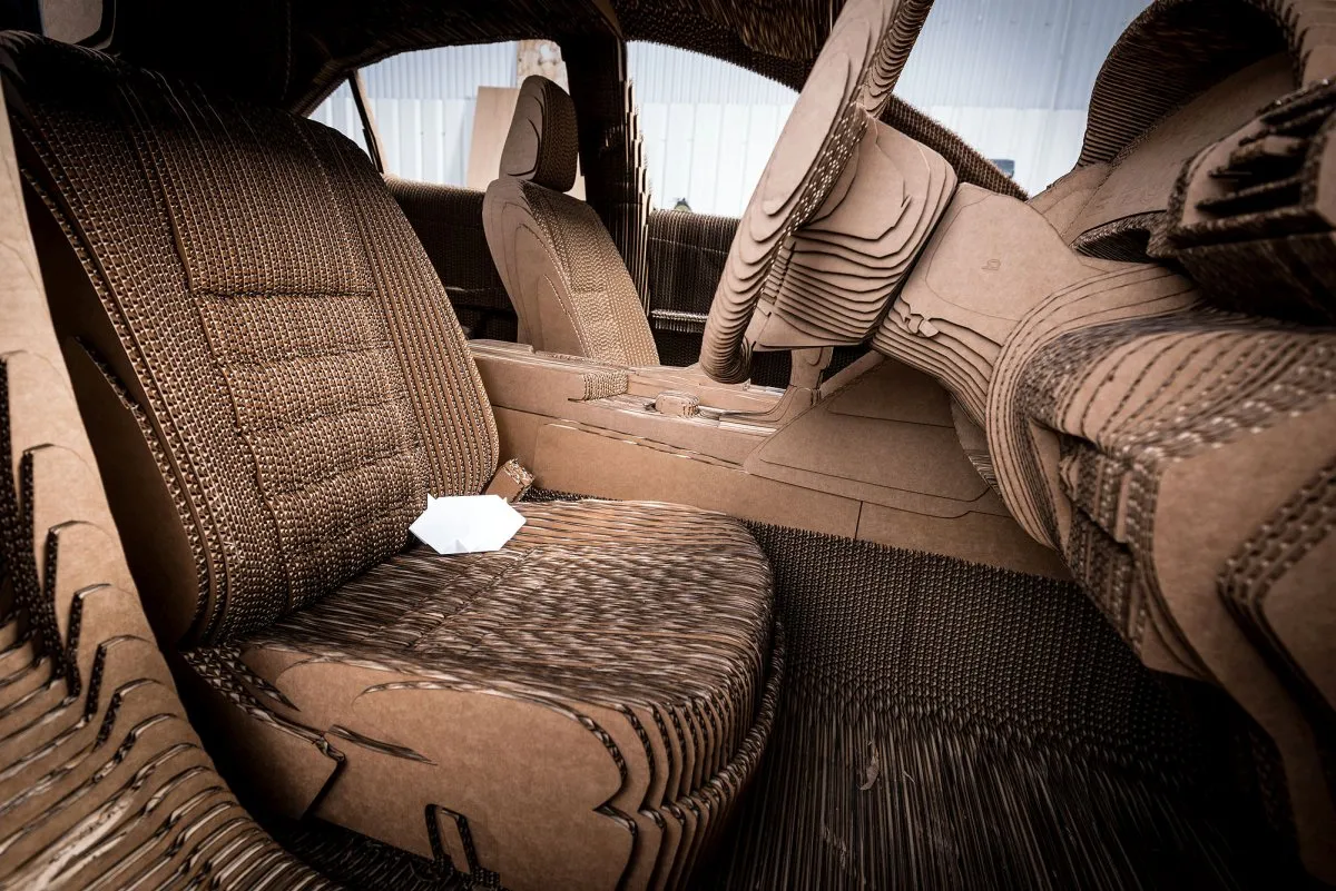 Zbudowali samochód w skali 1:1 z papieru. Jeździ i wozi ludzi. ZDJĘCIA