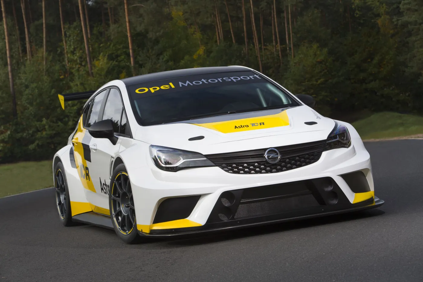 8326511-opel-astra-tcr.jpg