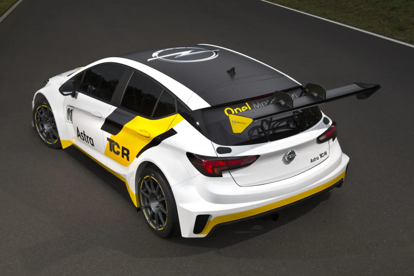 8326543-opel-astra-tcr.jpg