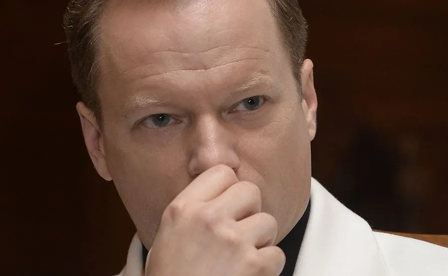 "Wiadomości" upominają Macieja Stuhra za żarty. "Przywołały bolesne wspomnienia"