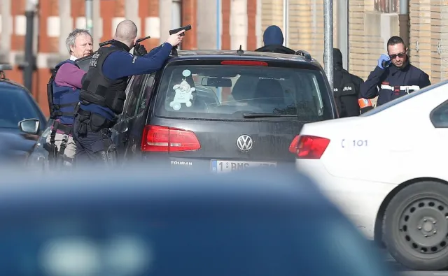 Obława na terrorystów w Brukseli. Policjant ranny podczas strzelaniny