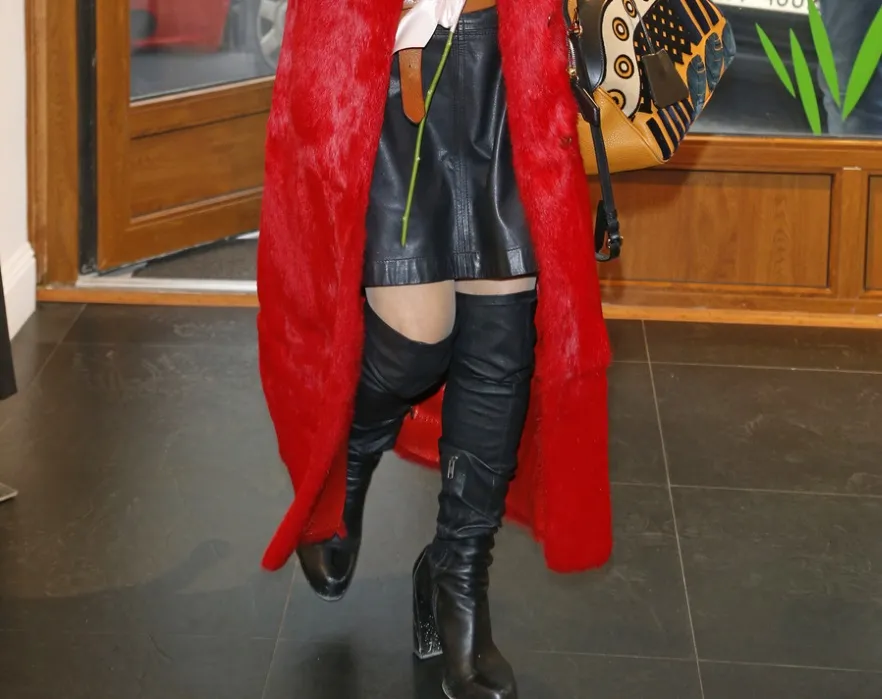 Kto powiedział, że sześćdziesiątce nie wolno?! Monika Olejnik w stylizacji "ekskluzywna hipisiara"