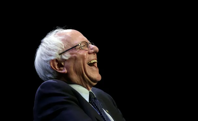 Tyle samo Demokratów popiera Clinton i Sandersa. Trump wygrywa wśród Republikanów