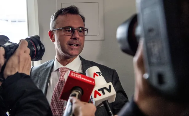 Austria: Kandydat skrajnej prawicy prowadzi w wyborach prezydenckich