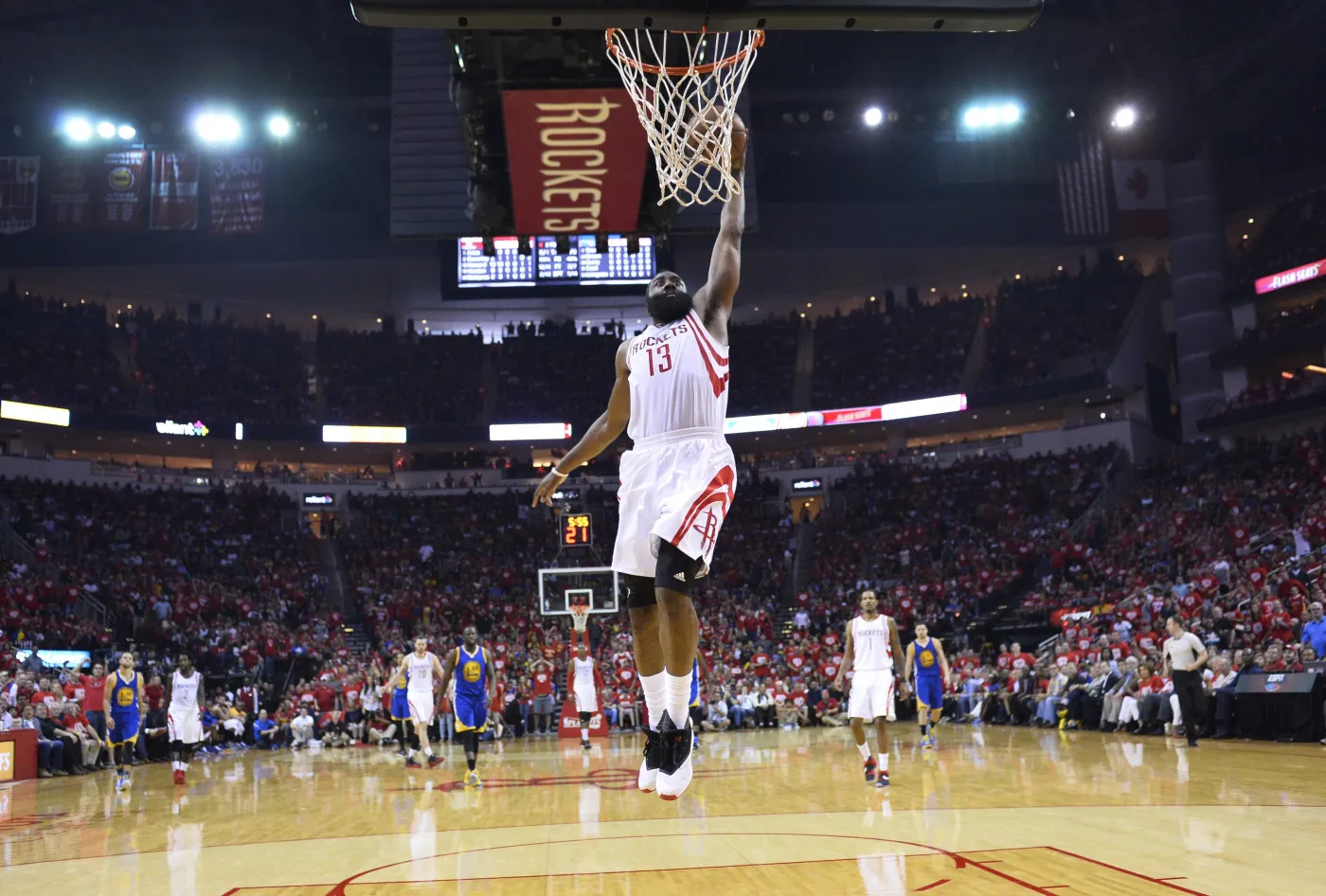 Liga NBA: Awans Cavaliers i Spurs. Curry doznał kontuzji, ale Warriors pokonali Rockets 