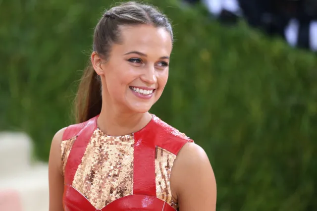 Alicia Vikander – nowa Lara Croft i szwedzka duma narodowa w pięknym wcieleniu [ZDJĘCIA]