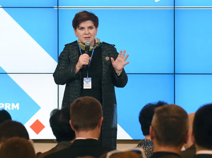 Ale postęp! Beata Szydło genialnie zinterpretowała modowy hit sezonu. FOTO