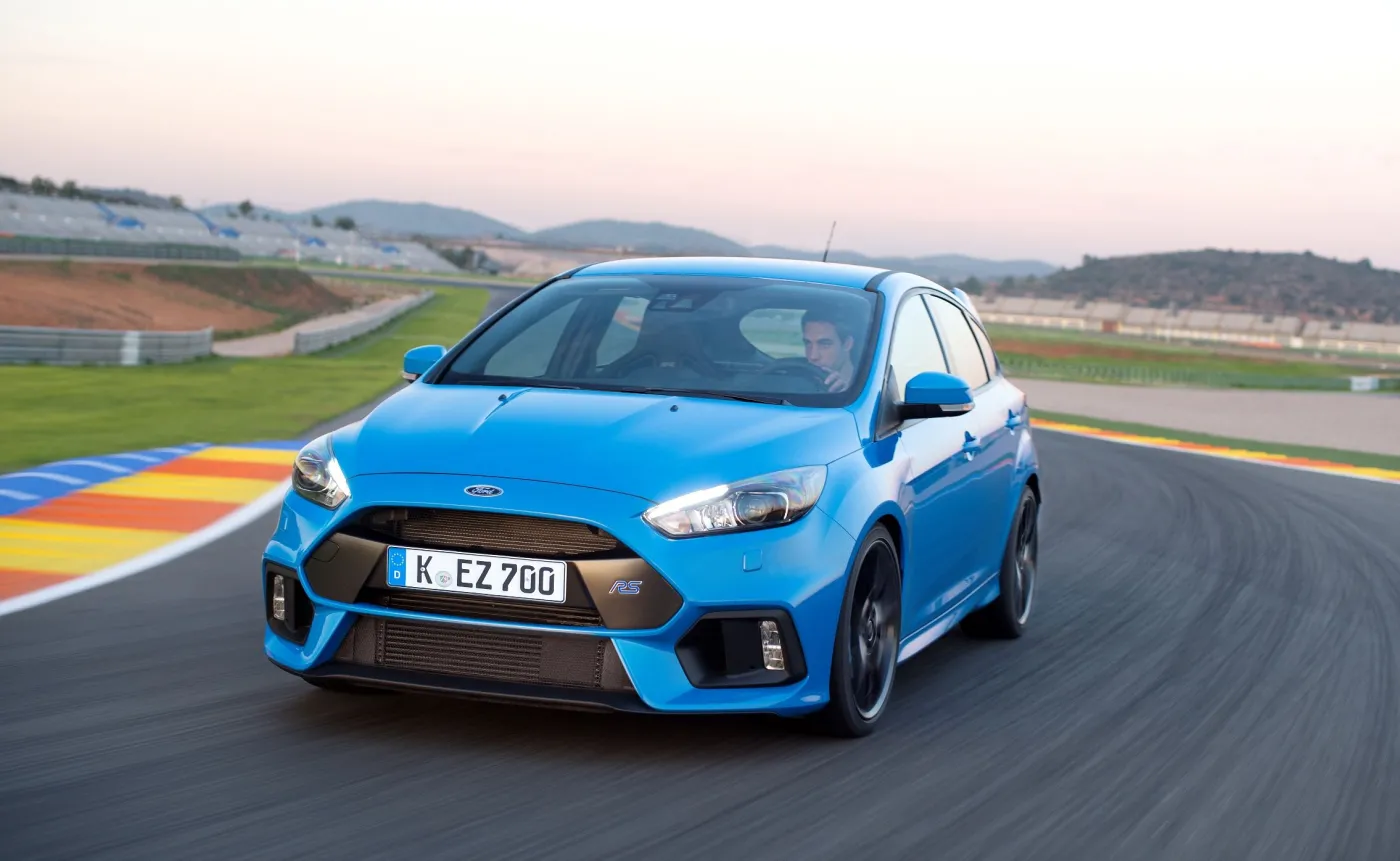8649835-ford-focus-rs.jpg