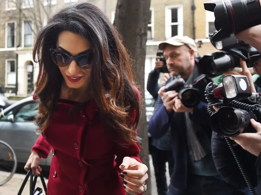 Prawniczka z ciałem i duszą gwiazdy: Amal Clooney w podróży służbowej jak na rewii mody