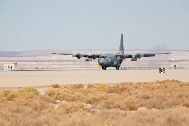 Uchodźców wywozić wojskowymi samolotami? Austria proponuje rozwiązanie