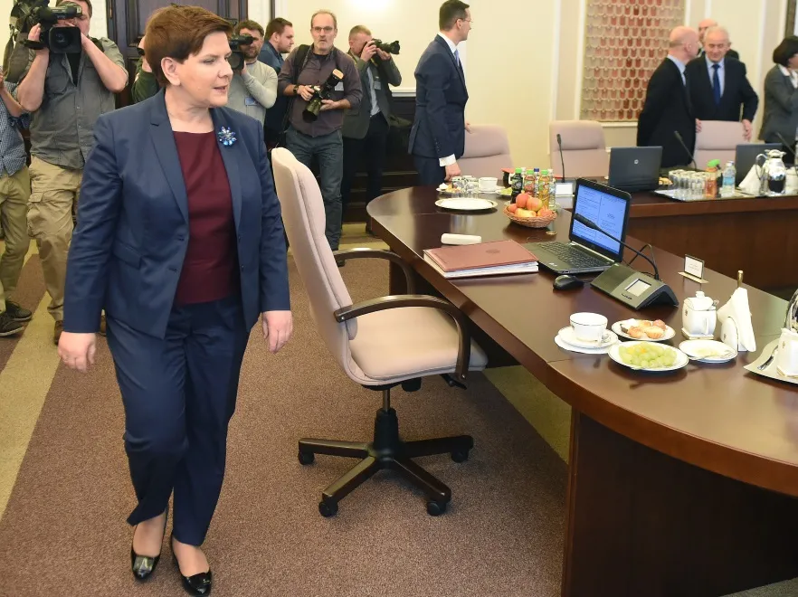 Beata Szydło wymodelowała sylwetkę cygaretkami. Efekt? Piekielnie dobry!