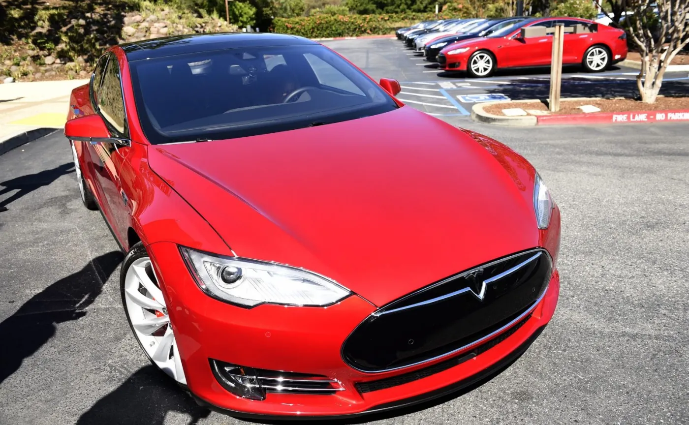 9241736-tesla-model-s.jpg