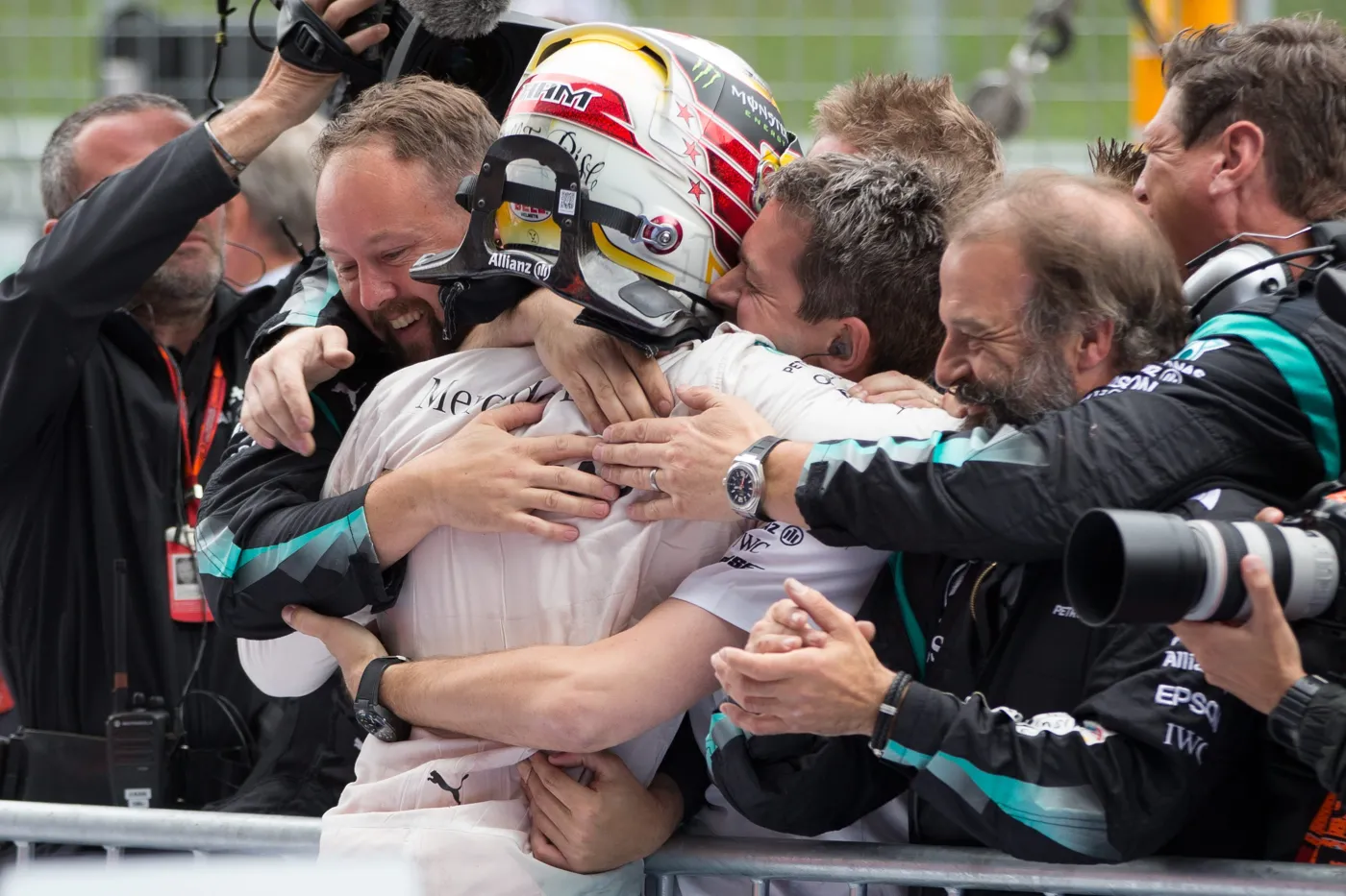 Formuła 1: Hamiltona po dramatycznej końcówce wygrał GP Austrii