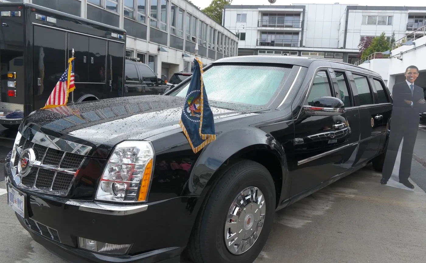 Cadillac One, czyli Bestia - samochód prezydenta USA Baracka Obamy już w Warszawie 