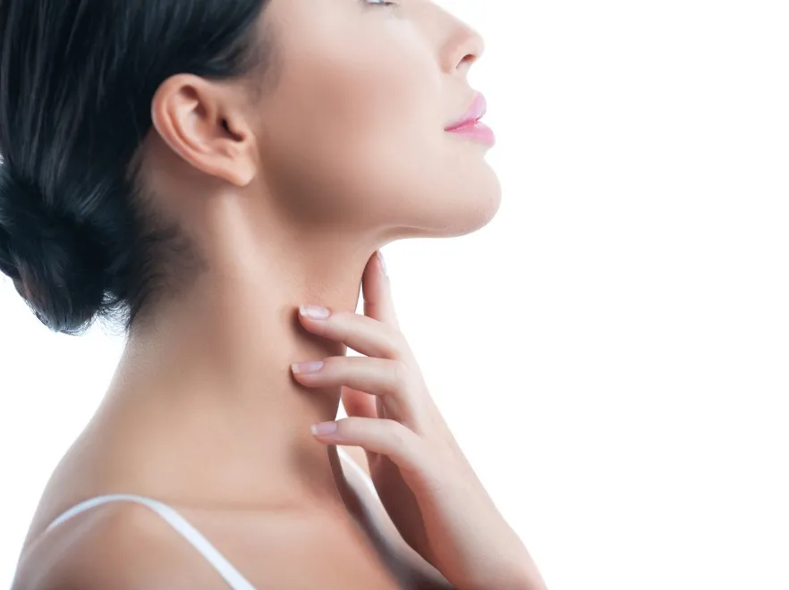 Bez "naszyjnika Wenus" i "skóry indyka"! 3 sposoby na zachowanie młodości szyi