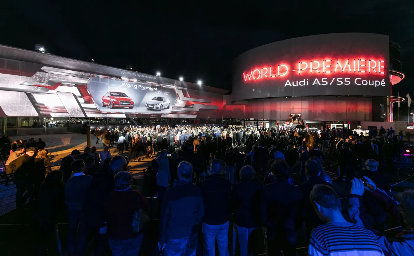 Techniczna rewolucja zwabiła tłumy. Warto było się pchać? Zobacz nowe audi A5 i S5 [PIERWSZE ZDJĘCIA]