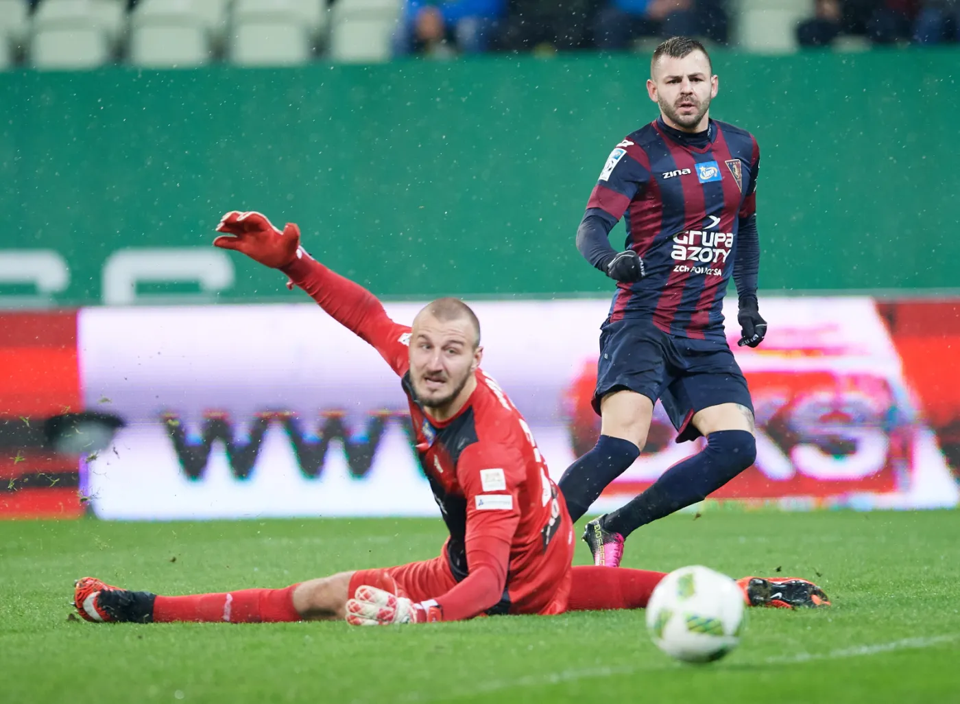 Bramkarz Lechii Gdańsk Vanja Milinkovic-Savic (L) i Spas Delev (P) z Pogoni Szczecin
