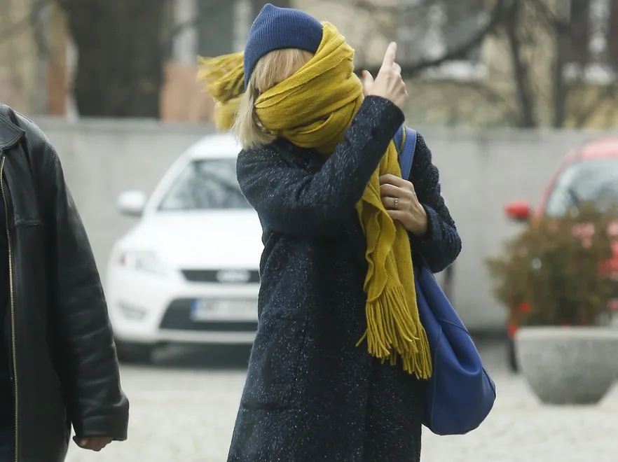 Czy z jej twarzą coś jest nie tak...? Katarzyna Żak odstawiła niezłą szopkę przed studiem TVP! FOTO