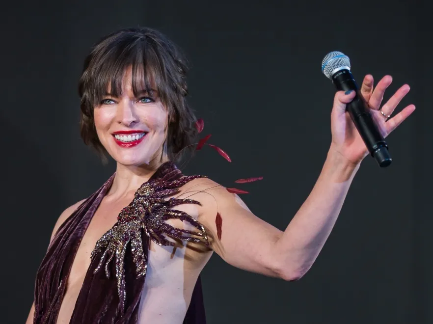 Dołu tej kreacji lepiej nie oglądać... Milla Jovovich w sukience masakrującej figurę. FOTO