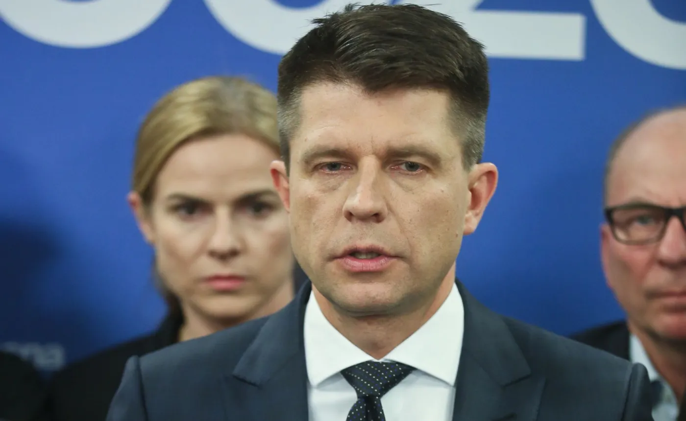 Petru podsumował rok: Na naszych oczach, w błyskawicznym tempie powstała "Polska murów"