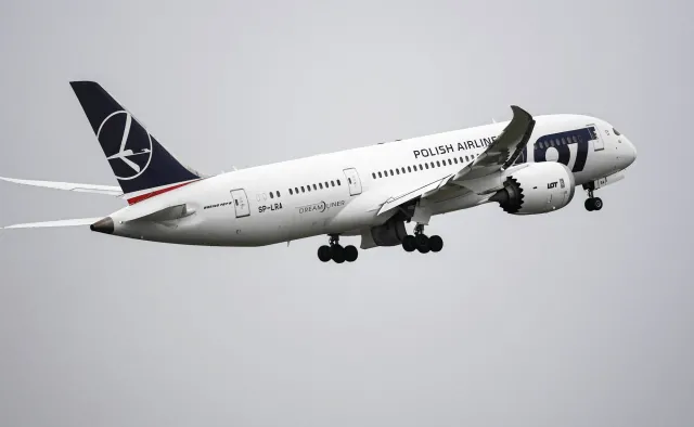 "Gdzieś między Łodzią a Warszawą". Prezes LOT chce budowy nowego lotniska i zamknięcia portu w stolicy