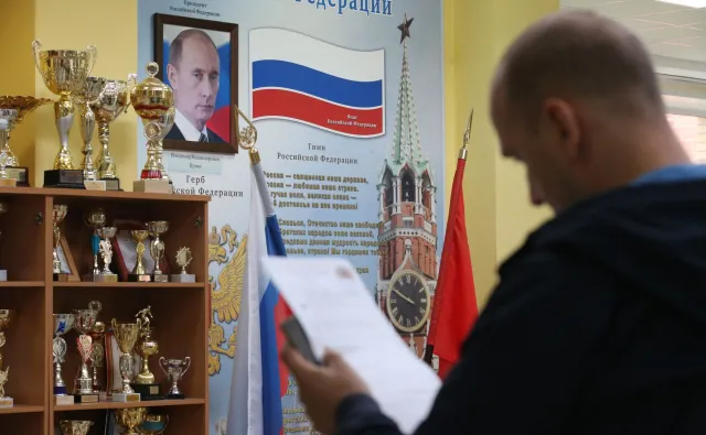 Jest ścigany międzynarodowym listem gończym. Wybrano go do rosyjskiej Dumy