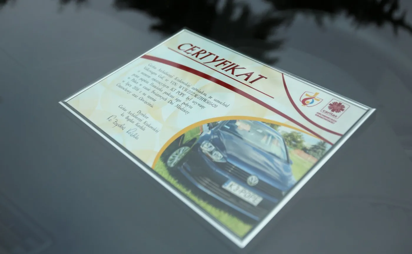 Volkswagen golf, którym papież Franciszek jeździł w Polsce już na sprzedaż. Cena i przebieg?