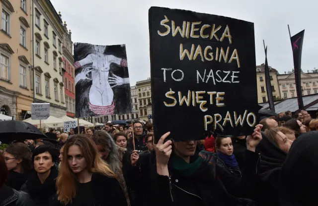 "Jarosław, kobiety zostaw!" 21 mocnych haseł z transparentów strajkujących kobiet