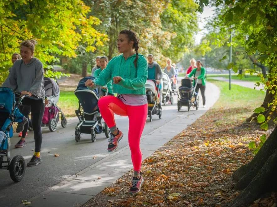 6 ćwiczeń z wózkiem, dzięki którym spacer z maluchem będzie świetnym treningiem