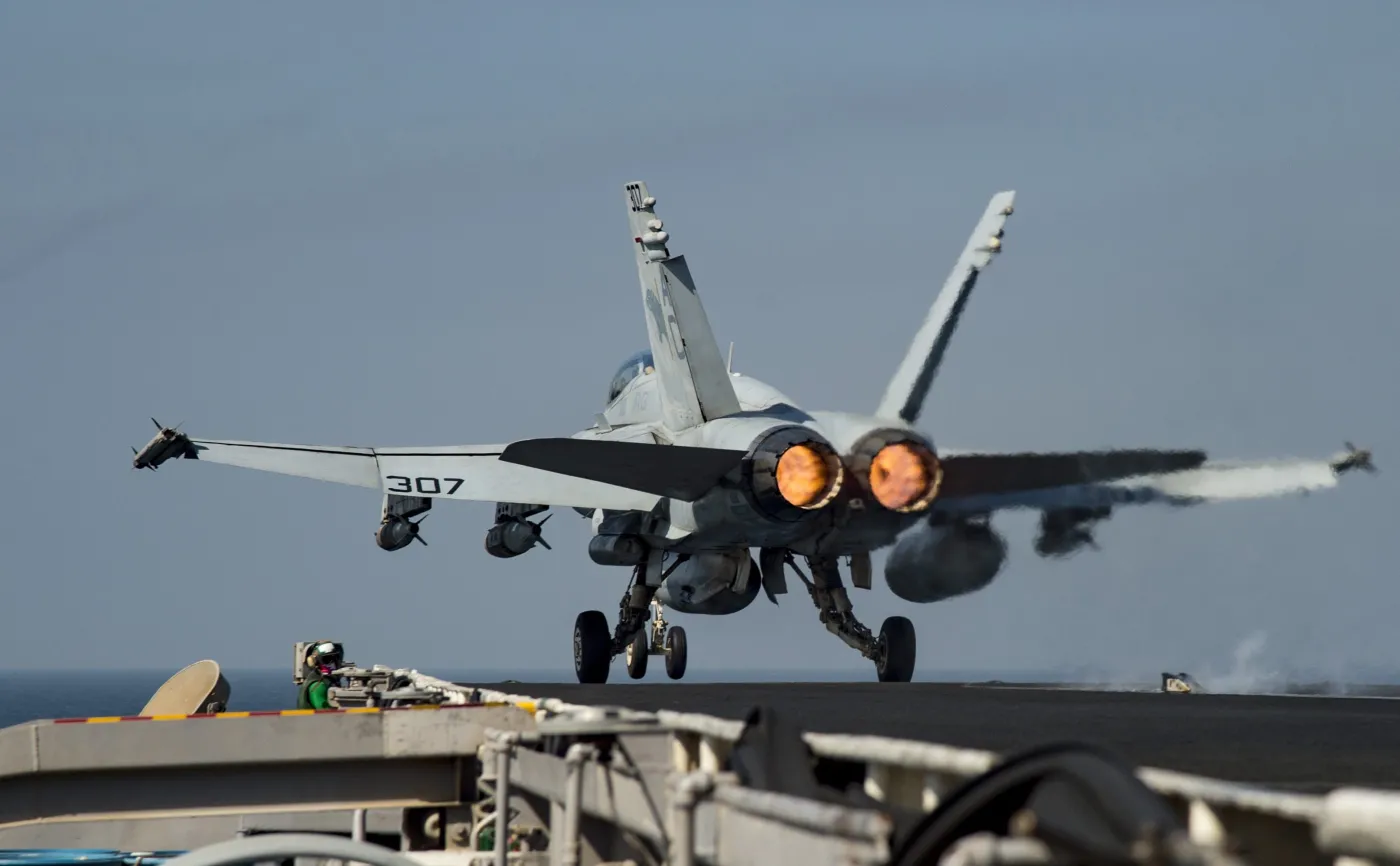 Amerykański samolot F/A-18C Hornet startuje z lotniskowca USS Dwight D. Eisenhower