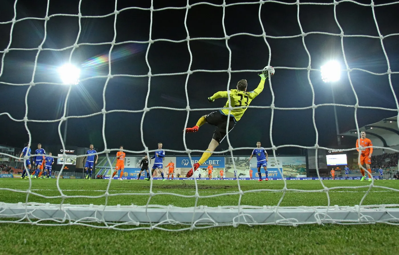 Lotto Ekstraklasa: Hrdlicka uratował Ruch przed porażką. Kędziora zmarnował rzut karny