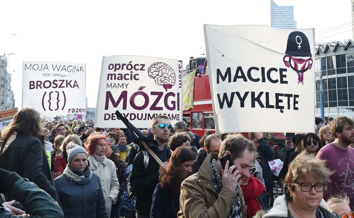 Macice wyklęte. Manifa na ulicach Warszawy, transparentów co niemiara [ZDJĘCIA]