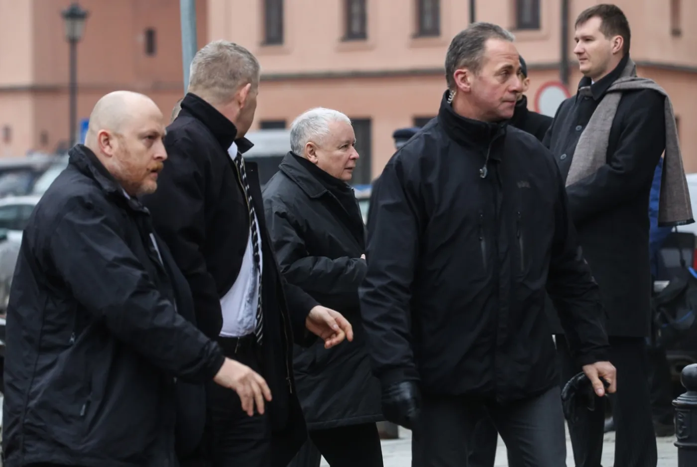 Kolejna miesięcznica smoleńska. Przed pałacem metalowe barierki, teren zabezpieczają policjanci