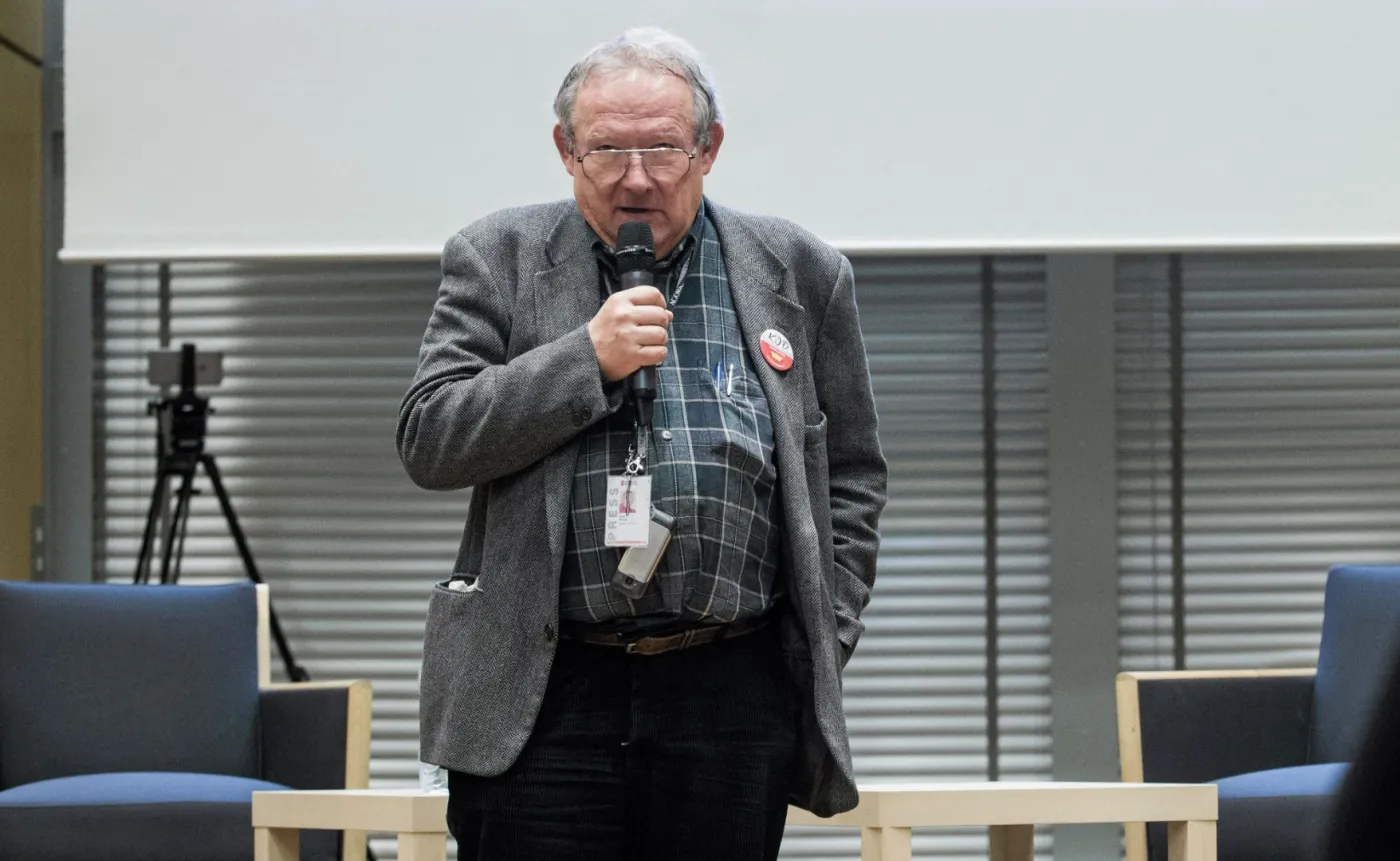 Incydent podczas spotkania z Michnikiem. Ktoś odpalił racę dymną