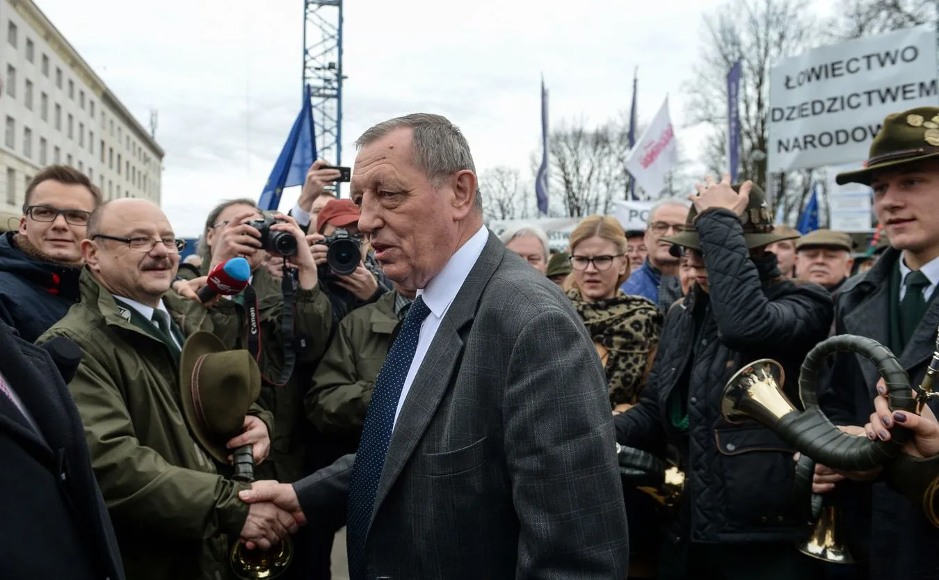 Minister Jan Szyszko wita się przed Sejmem z leśnikami