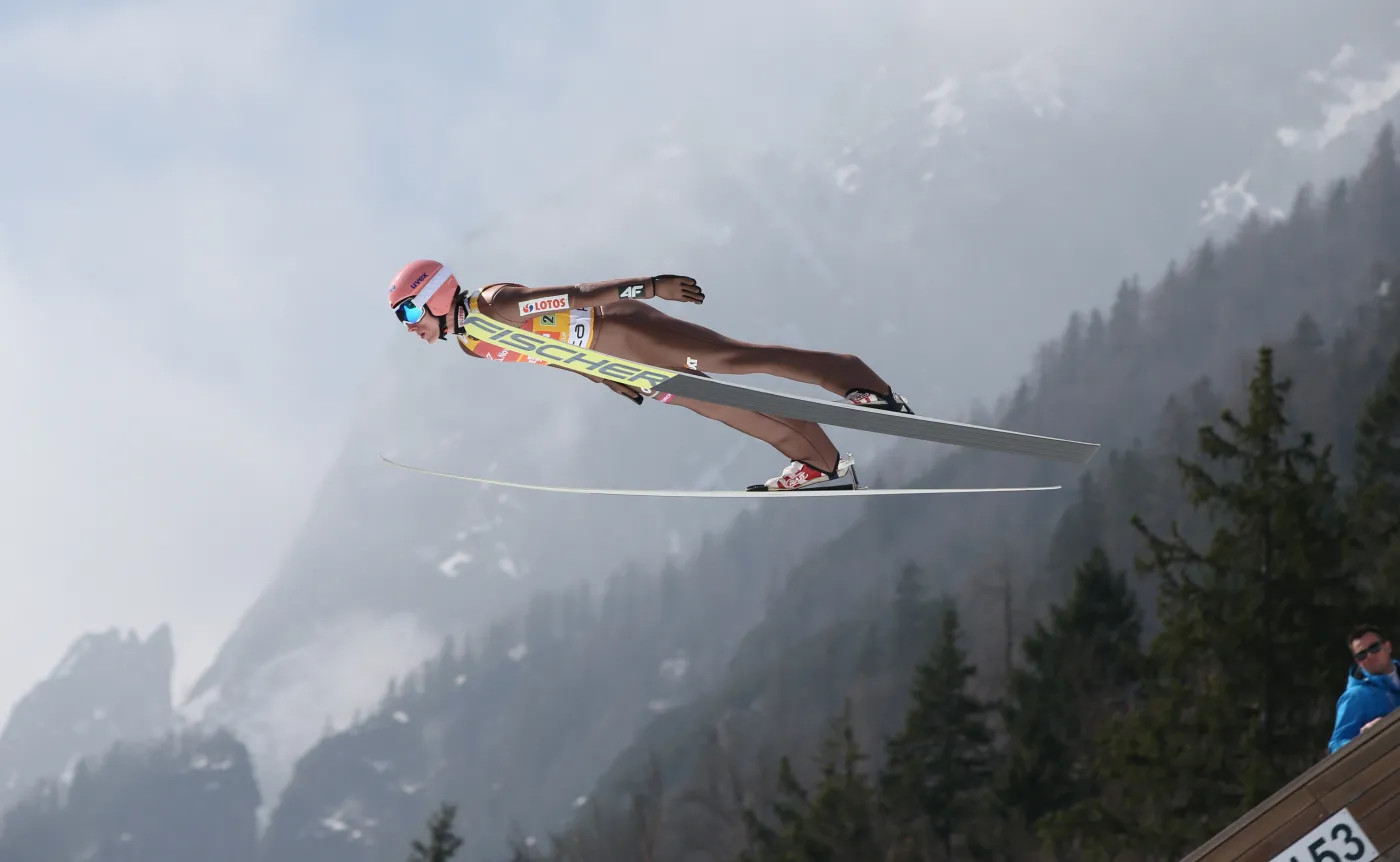 PŚ w skokach: Kubacki zepsuł skok. Kot dał nadzieję. Polacy na 4. miejscu na półmetku konkursu drużynowego