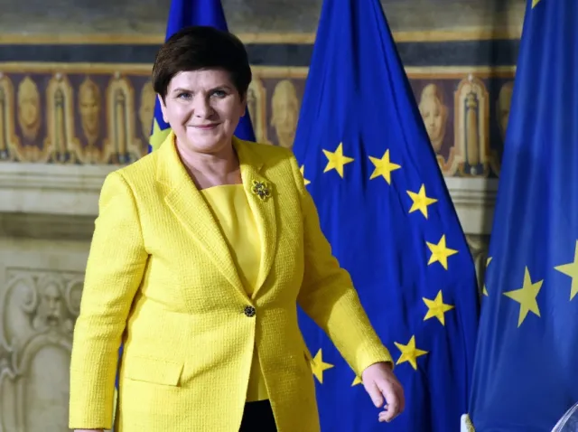 Warto znać symbolikę kolorów... Beata Szydło pośmiewiskiem Internetu - przez TĘ żółtą marynarkę. FOTO
